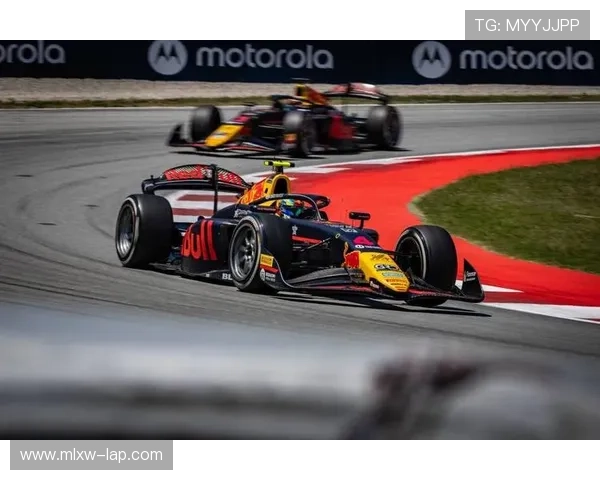 F1赛季最新动态：车队调整引擎策略 新星表现震撼全场