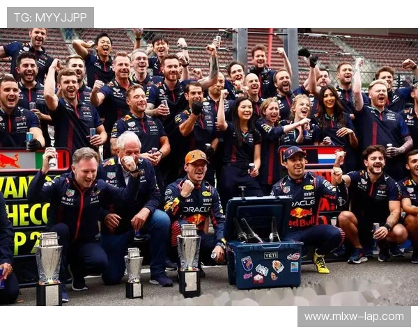 F1赛季激烈角逐：梅赛德斯和红牛对决引爆全球车迷热情